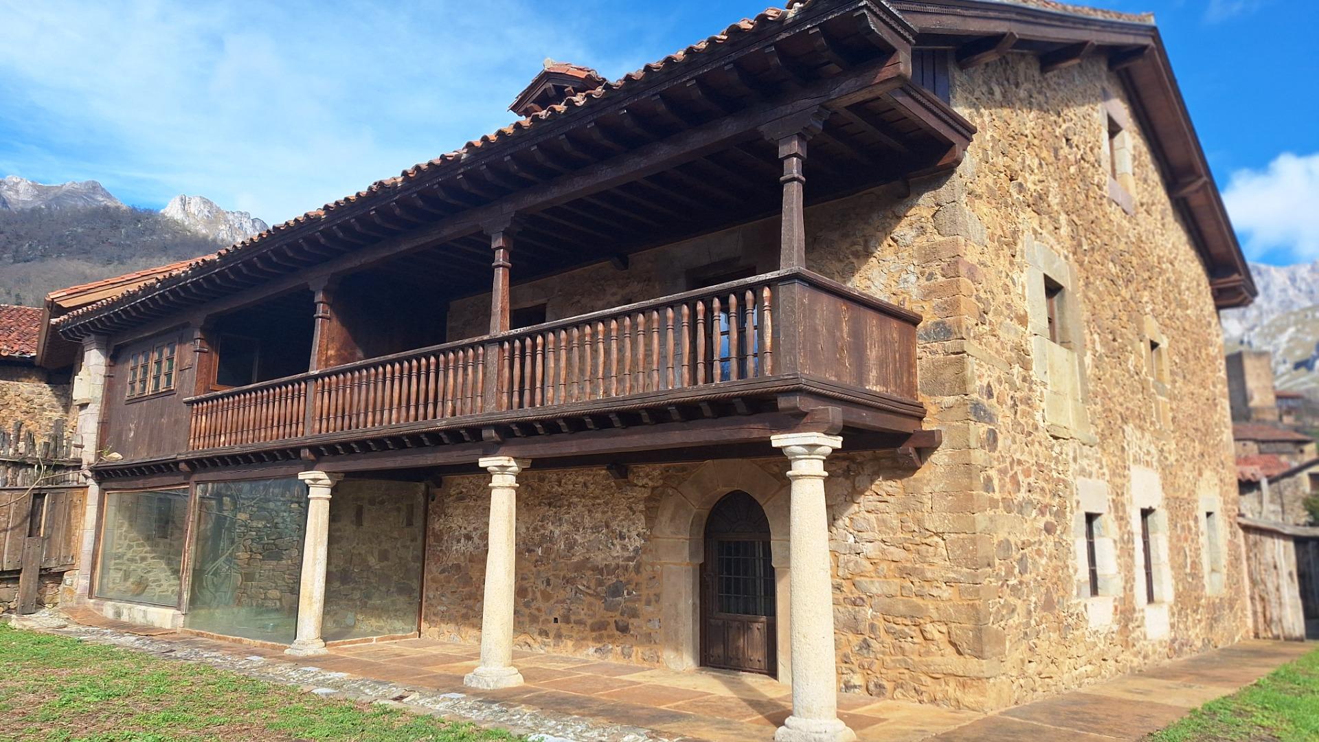 Complejo de edificaciones en Mogrovejo